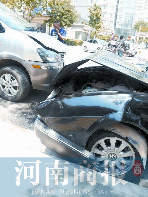 轎車逆行撞上路邊車 兩車破相轎車司機滿嘴血