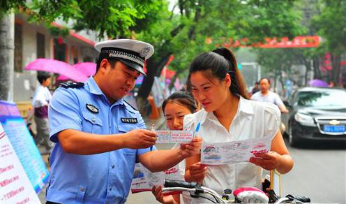 正陽(yáng)縣交警開(kāi)展夏季交通安全宣傳教育