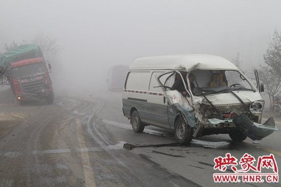 新蔡縣黃店：三車相撞乘客被困 民警群眾緊急救人