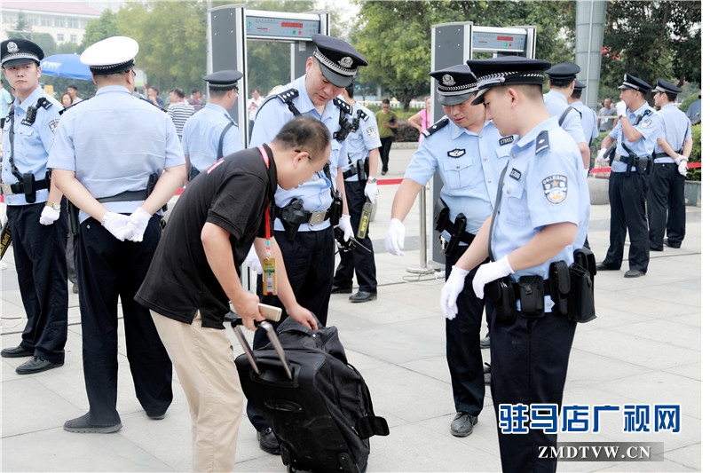 數(shù)千名民警為2016年中國(guó)農(nóng)產(chǎn)品加工業(yè)投資貿(mào)易洽談會(huì)勝利召開(kāi)保駕護(hù)航