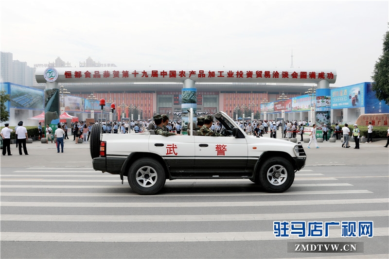 數(shù)千名民警為2016年中國(guó)農(nóng)產(chǎn)品加工業(yè)投資貿(mào)易洽談會(huì)勝利召開(kāi)保駕護(hù)航