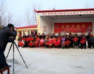 元月9日，團(tuán)市委組織青年攝影家、書法家為群眾照全家福、寫對聯(lián)。