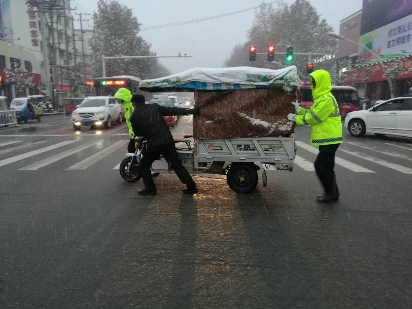 駐馬店市雪松派出所啟動(dòng)惡劣天氣預(yù)案防止交通擁堵