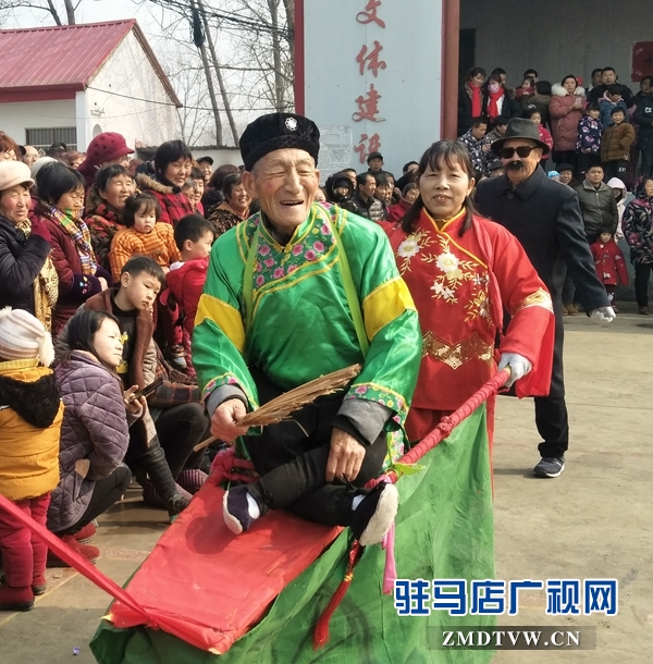  西平縣專探鄉(xiāng)水泉汪村舉辦元宵節(jié)文藝匯演