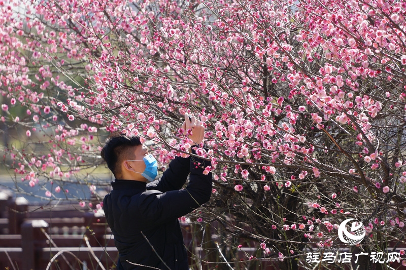 摘掉口罩，露出笑臉