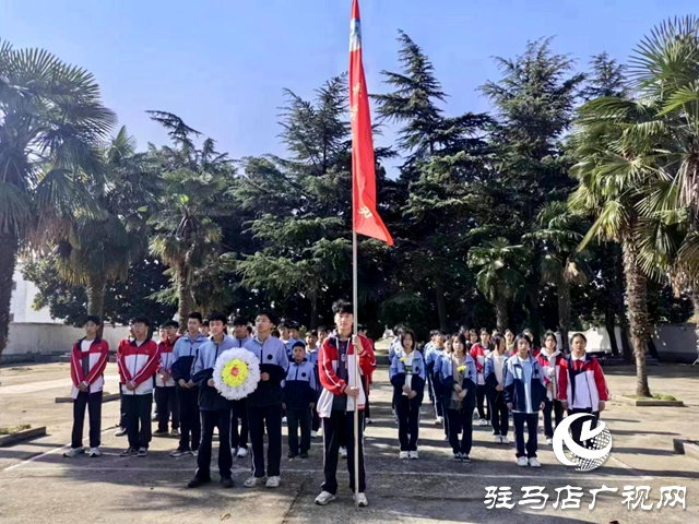 正陽縣退役軍人事務局聯正陽縣實驗中學開展清明節(jié)祭掃活動