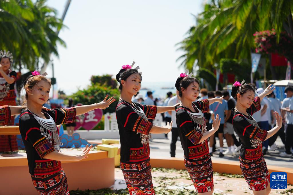 第十二屆全國少數(shù)民族傳統(tǒng)體育運(yùn)動會民族大聯(lián)歡活動在三亞舉行