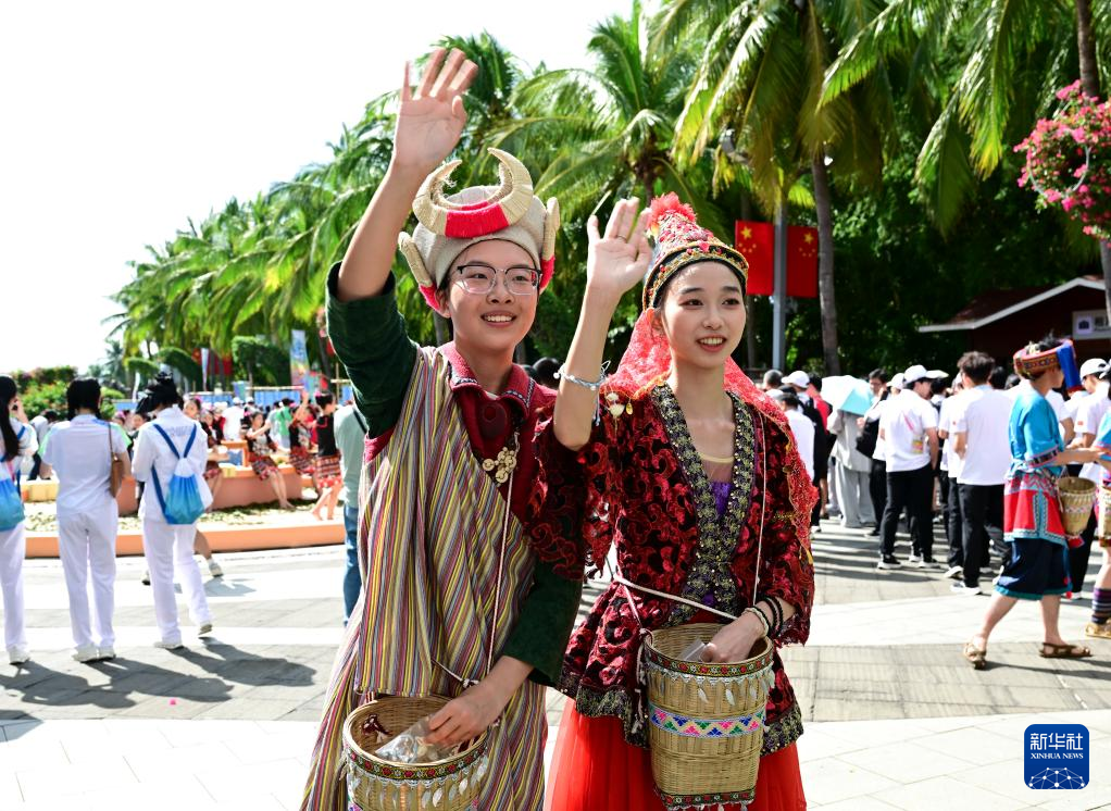 第十二屆全國少數(shù)民族傳統(tǒng)體育運(yùn)動會民族大聯(lián)歡活動在三亞舉行