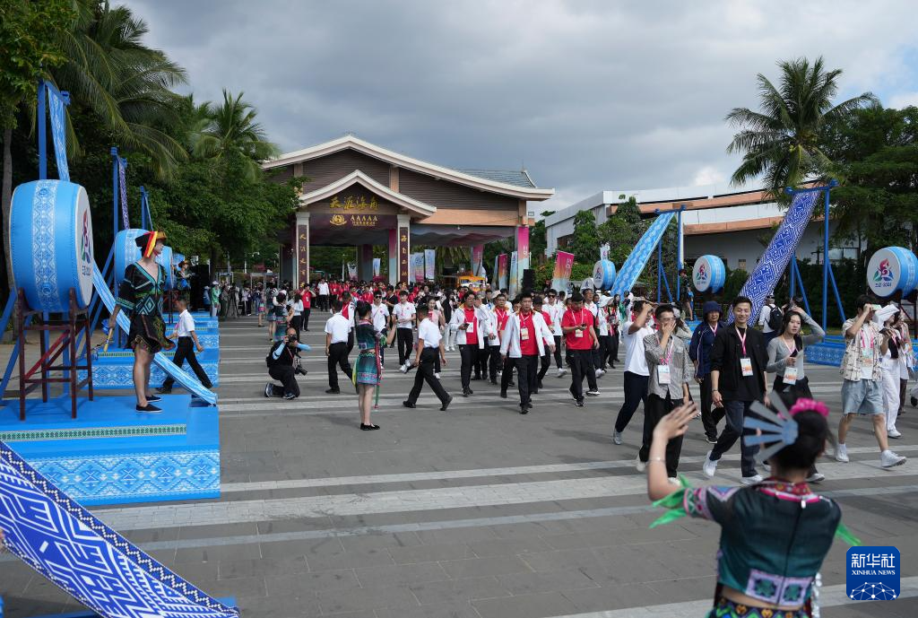 第十二屆全國少數(shù)民族傳統(tǒng)體育運(yùn)動會民族大聯(lián)歡活動在三亞舉行