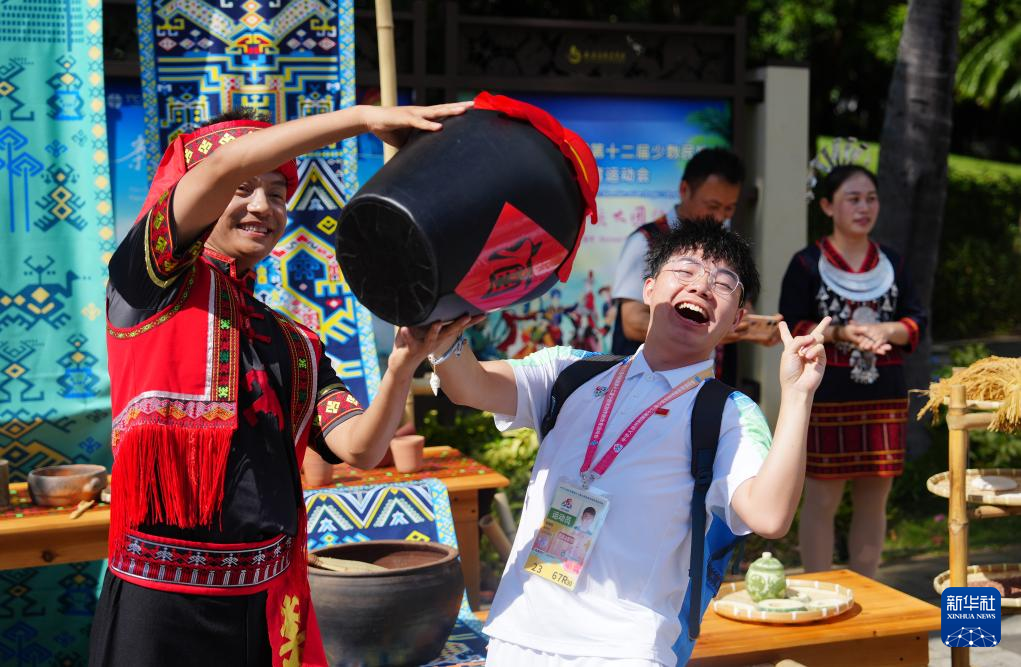 第十二屆全國少數(shù)民族傳統(tǒng)體育運(yùn)動會民族大聯(lián)歡活動在三亞舉行