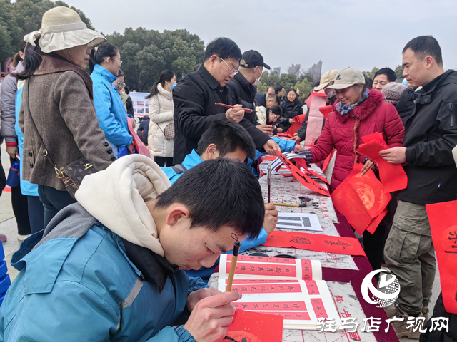 駐馬店市第四中學(xué)開展寫春聯(lián)剪窗花送祝?；顒? width=