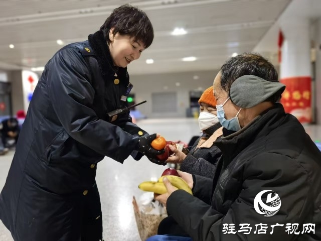 駐馬店車務(wù)段：送“福”送餃子 除夕夜鐵路人不打烊