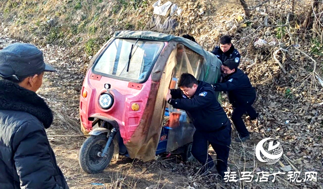 三輪車(chē)不慎落入深溝 西平警民合力救援