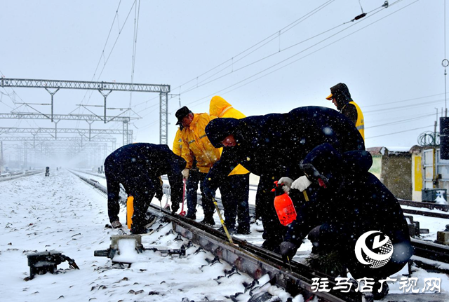 駐馬店車務(wù)段全力應(yīng)對雨雪天氣服務(wù)旅客出行